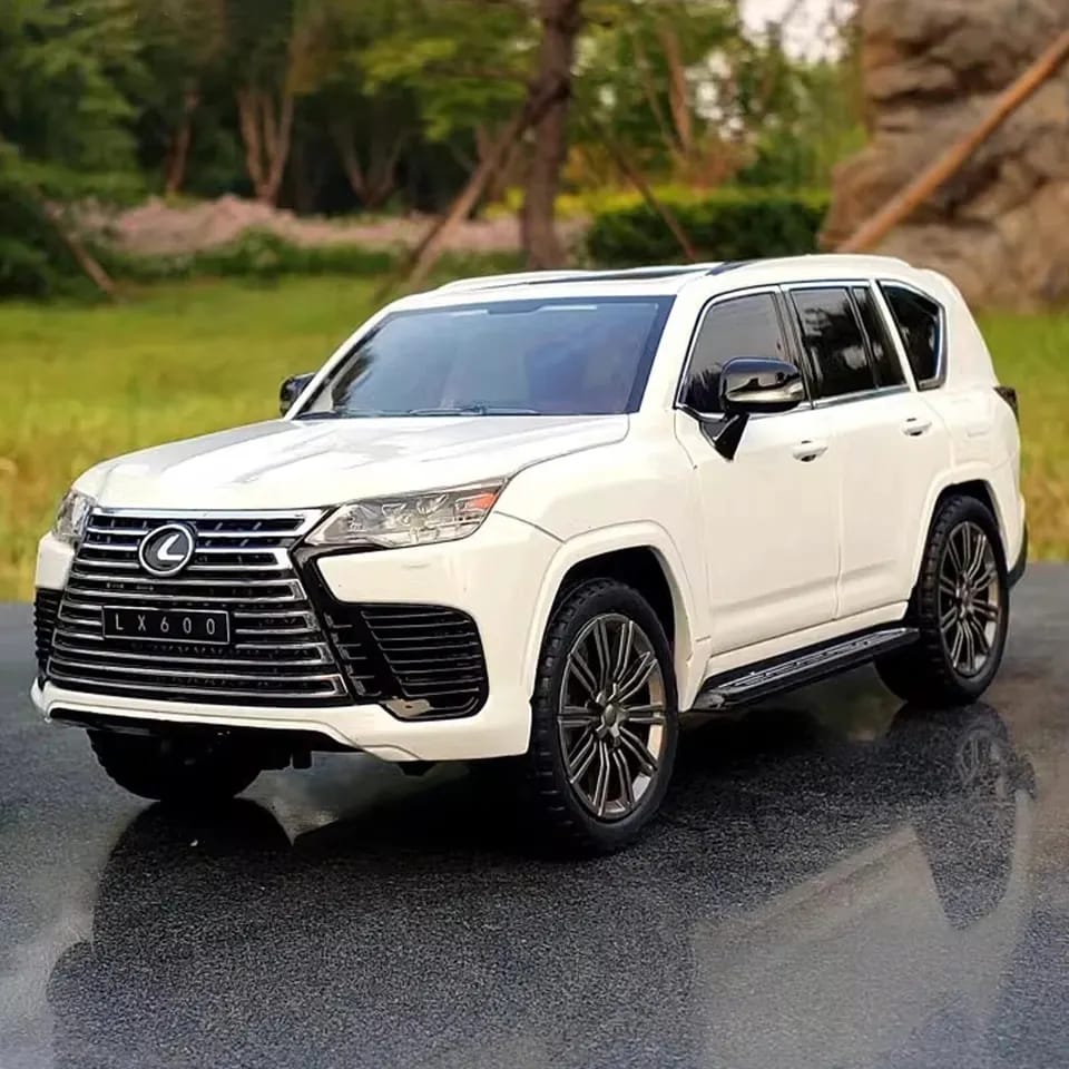 مجسم سيارة لكزس LX600 من الحديد