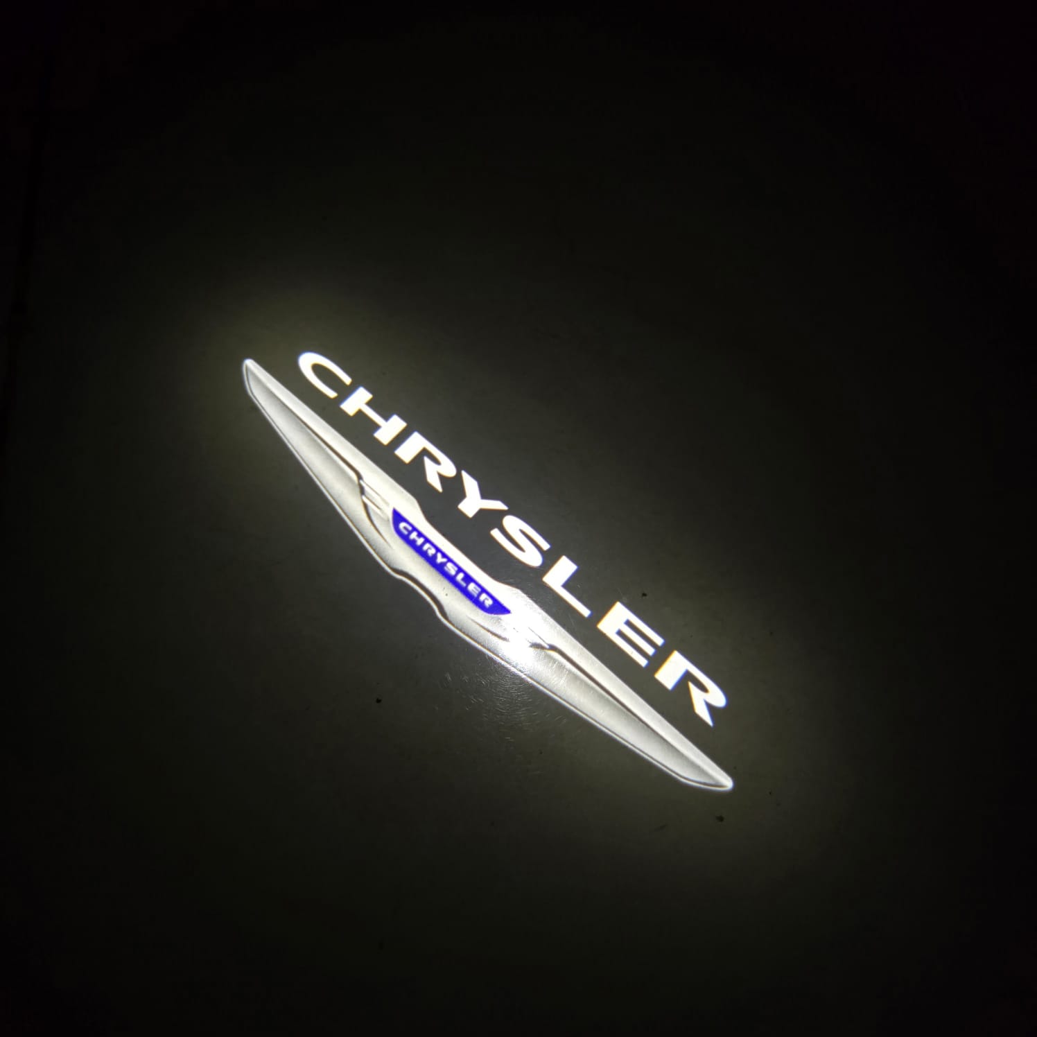 بروجكتر بشعار كرايسلر C300 موديل 2005 - 2023 (بدقة HD)